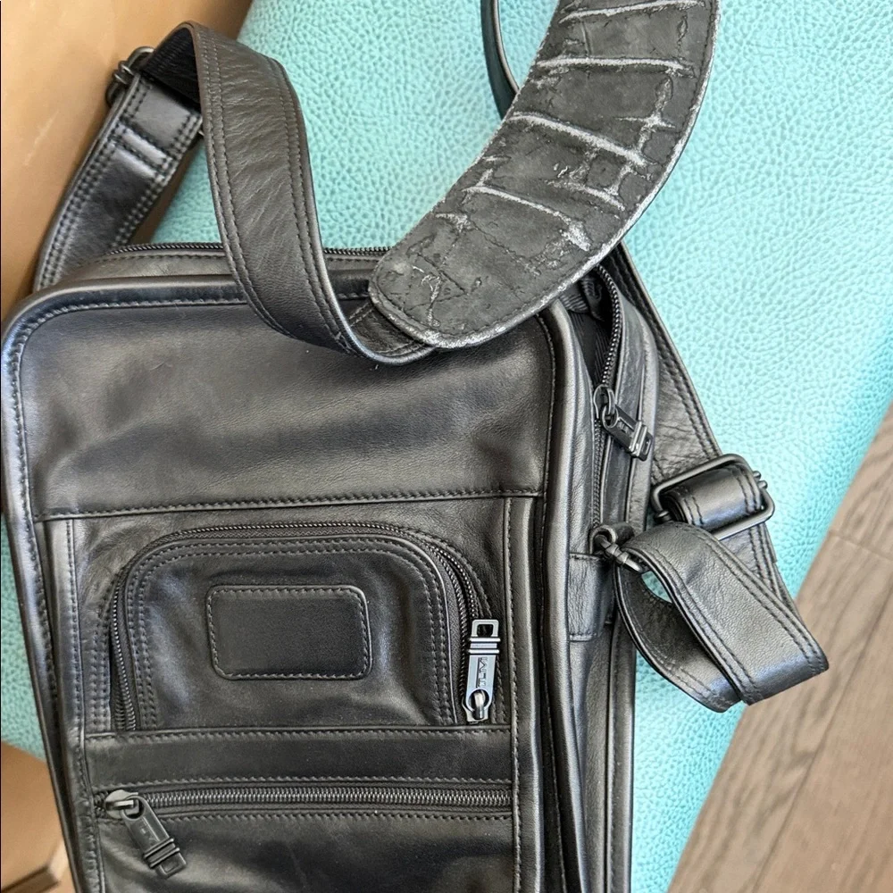 Tumi Black Leather Men's Bag - Picture 13 of 13